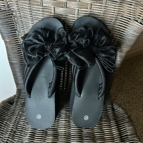 Bow Flip Flops - Picture 3 of 5